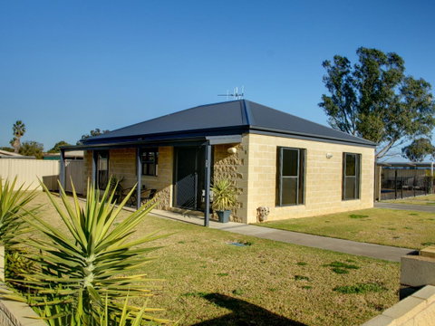 DBJ Holiday Units - Accommodation Sunshine Coast 0