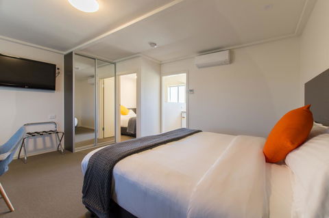Mick O\'Sheas - Accommodation Sunshine Coast 14