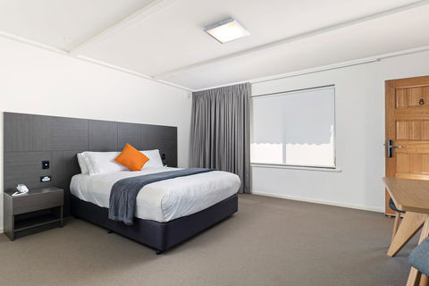 Mick O\'Sheas - Accommodation Sunshine Coast 4