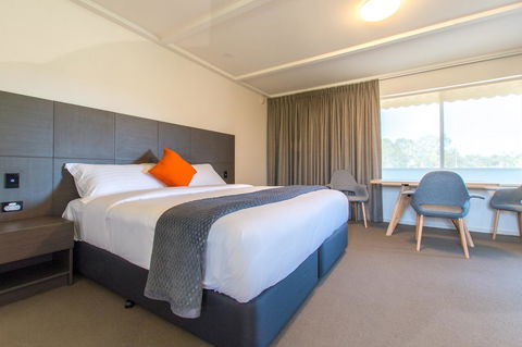 Mick O\'Sheas - Accommodation Sunshine Coast 0