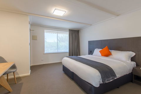 Mick O\'Sheas - Accommodation Sunshine Coast 9