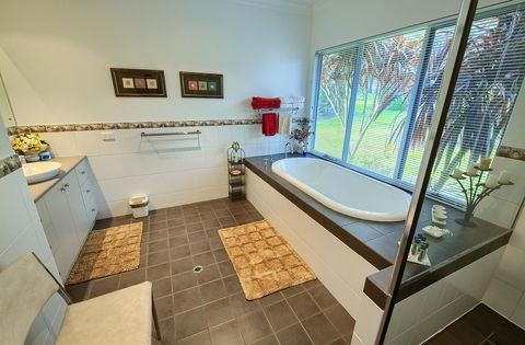 Glenelg On King Bed & Breakfast - Accommodation Sunshine Coast 3