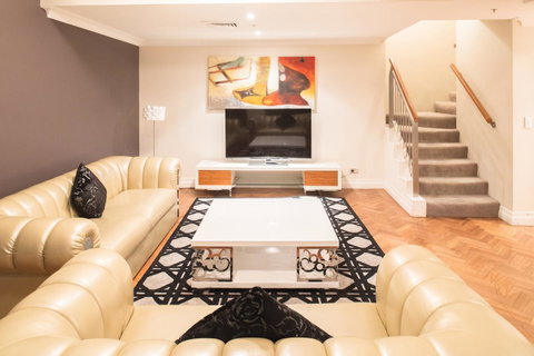 Seasons Harbour Plaza - Accommodation Sunshine Coast 4