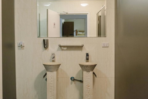 Mad Monkey Broadway - Accommodation Sunshine Coast 31