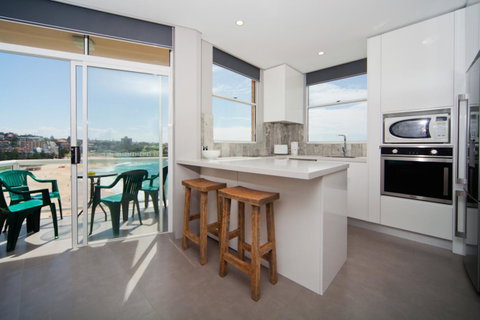 Gorgeous Coogee Views 2 Beds WT21 - Accommodation Sunshine Coast 3