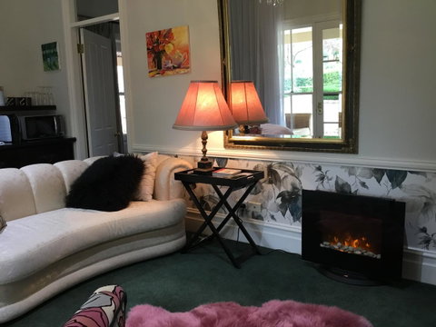 Chanticleer Gardens Barn Cottage With A Pool - Accommodation Sunshine Coast 42