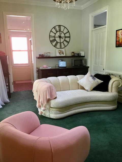 Chanticleer Gardens Barn Cottage With A Pool - Accommodation Sunshine Coast 41