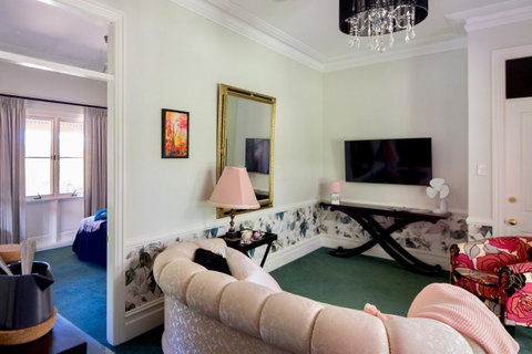 Chanticleer Gardens Barn Cottage With A Pool - Accommodation Sunshine Coast 44