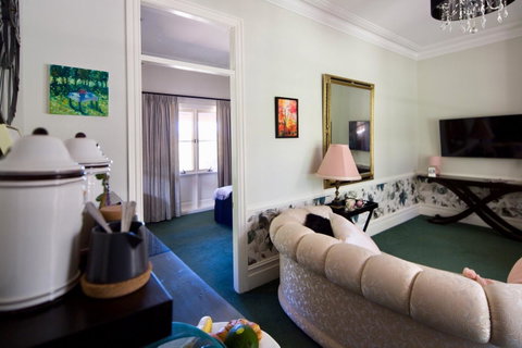 Chanticleer Gardens Barn Cottage With A Pool - Accommodation Sunshine Coast 43