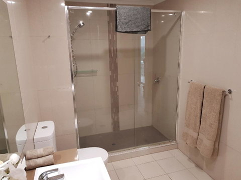 Darwin-Ocean Views, Tropical Getaway, Pool & Aircon - Accommodation Sunshine Coast 15