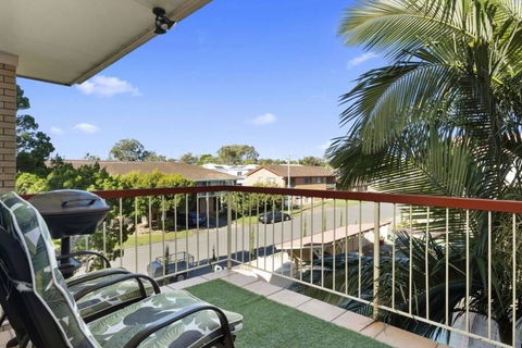 Bribie Beach King Bed Unit Overlooking Pool - Accommodation Sunshine Coast 2