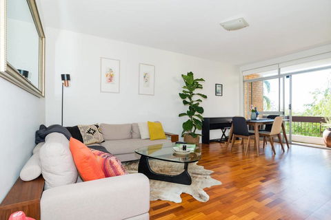 Bright And Spacious Apartment Near Bronte Beach - Accommodation Sunshine Coast 2