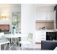Bright modern studio steps from the action - Accommodation Sunshine Coast