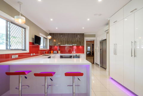 Brookfield Retreat - Large Holiday Home / Group Accommodation - Accommodation Sunshine Coast 3
