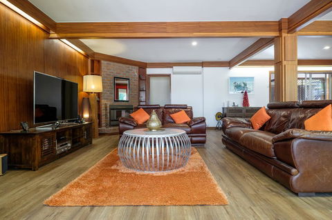 Brookfield Retreat - Large Holiday Home / Group Accommodation - Accommodation Sunshine Coast 2