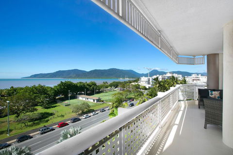 Cairns Luxury Seafront Apartment - Accommodation Sunshine Coast 2