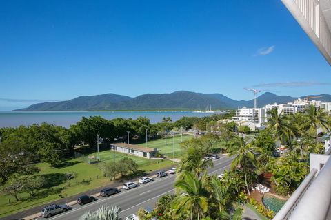 Cairns Luxury Seafront Apartment - Accommodation Sunshine Coast 1
