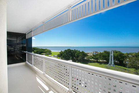 Cairns Luxury Seafront Apartment - Accommodation Sunshine Coast 3