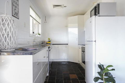 Canberra Cres 2E Burrill Lake, Upstairs Apartment - Accommodation Sunshine Coast 1