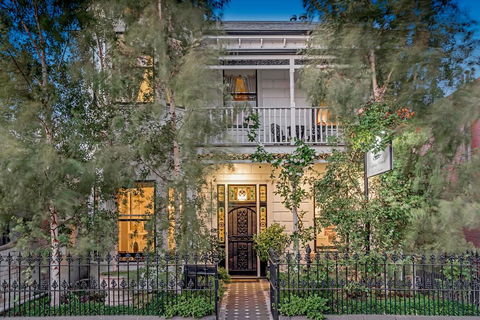 Captains Retreat Apartments And Cottages - Accommodation Sunshine Coast 0