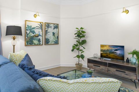 Central Apartment With Spacious Living And Dining - Accommodation Sunshine Coast 2