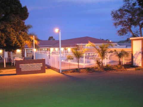 Charles Rasp Motor Inn & Cottages - Accommodation Sunshine Coast 0