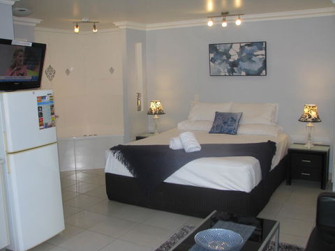 Charm City Motel - Accommodation Sunshine Coast 3