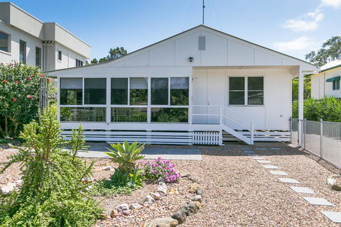 Charming Home By The Sea - Accommodation Sunshine Coast 1