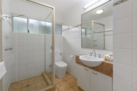 Charming Noosa Heads Apartment, Laguna Bay Views - Unit 6 Taralla 18 Edgar Bennett Avenue - Accommodation Sunshine Coast 3