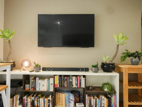 Chic, Pet Friendly & 500m To The Beach W/ Parking - Accommodation Sunshine Coast 2