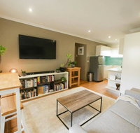 Chic Pet Friendly  500m to the Beach w/ parking - Accommodation Sunshine Coast