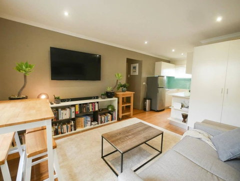 Chic, Pet Friendly & 500m To The Beach W/ Parking - Accommodation Sunshine Coast 0