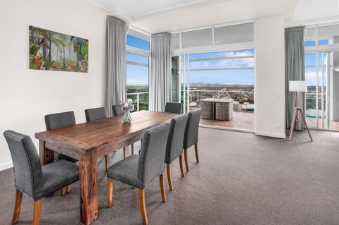 City-Centre Apartment With River Views And Balcony - Accommodation Sunshine Coast 3