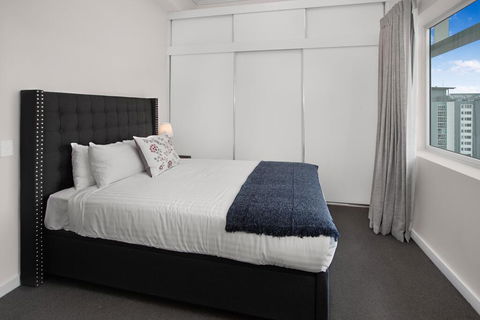 City-Centre Apartment With River Views And Balcony - Accommodation Sunshine Coast 1