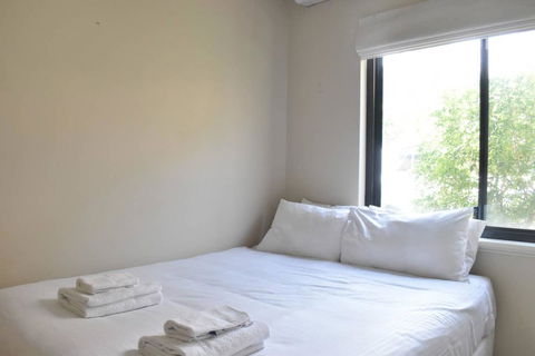 Comfortable 2 Bedroom Unit With Garden - Accommodation Sunshine Coast 3