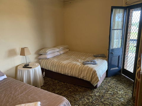 Commercial Hotel Curlewis - Accommodation Sunshine Coast 2