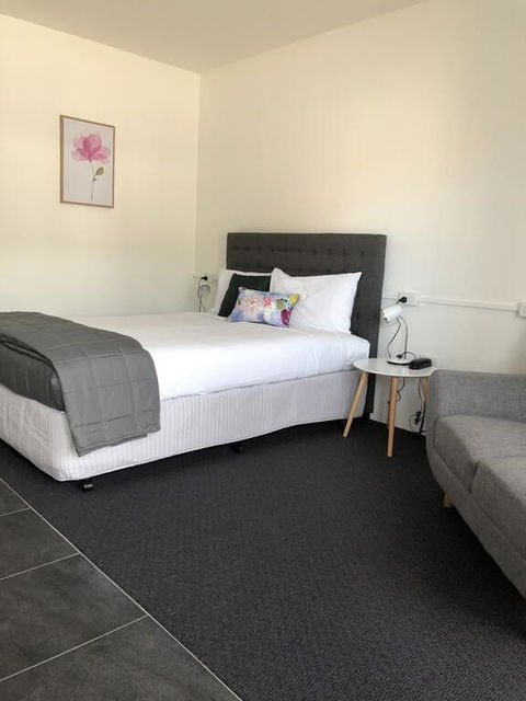 Commodore Motor Inn - Accommodation Sunshine Coast 2