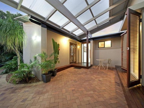 Coorumbong 16 - 5 BDRM Canal Home With Pool - Accommodation Sunshine Coast 3