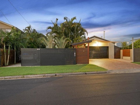 Coorumbong 16 - 5 BDRM Canal Home With Pool - Accommodation Sunshine Coast 1