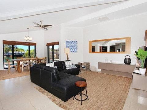 Coorumbong 16 - 5 BDRM Canal Home With Pool - Accommodation Sunshine Coast 2