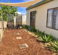 Cute Private Studio Flat with AIRCON - Accommodation Sunshine Coast
