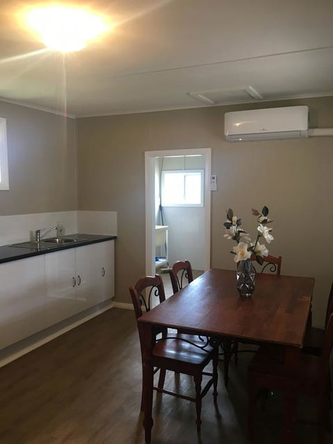 Desert Flower Cottages On Wolfram St - Accommodation Sunshine Coast 3