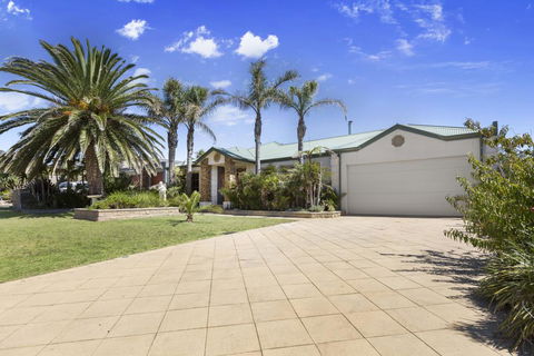 DIAMOND BAY RETREAT - SORRENTO - Accommodation Sunshine Coast 2