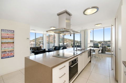Direct Hotels - Dalgety Apartments - Accommodation Sunshine Coast 1