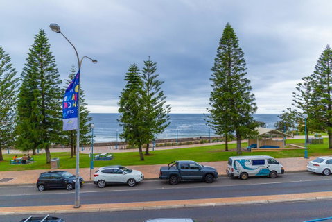 Dive Hotel - Accommodation Sunshine Coast 2