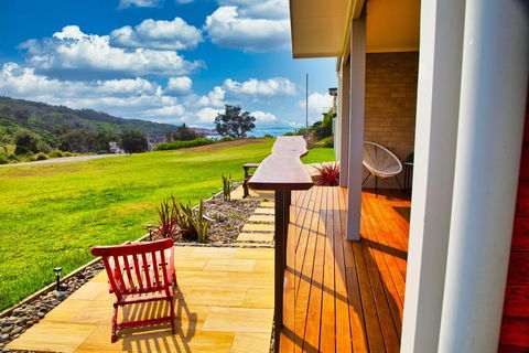 Dolphin Studio Apartment, 1a Ocean Street - Accommodation Sunshine Coast 1