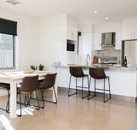 Endsleigh II - Cosy 2 Bedroom Villa Free Wifi Near CBD - Accommodation Sunshine Coast