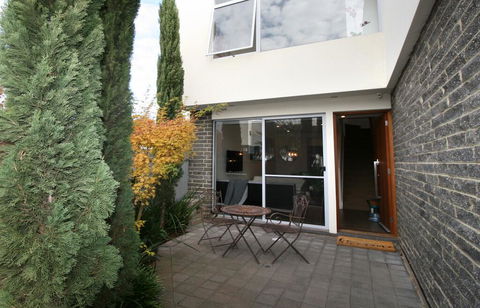 EROS City Fringe - Wifi, Wine, Netflix, Pets OK And Park Views! - Accommodation Sunshine Coast 3