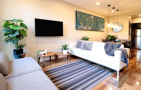 EROS City Fringe - Wifi, Wine, Netflix, Pets OK And Park Views! - Accommodation Sunshine Coast 1