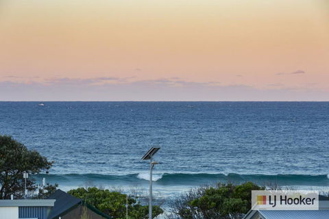 EXCLUSIVE OCEAN VIEW PENTHOUSE ON MARINE PARADE - Accommodation Sunshine Coast 1